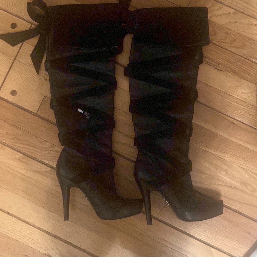 I am selling these beautiful, leather and suede boots. Never been worn.
